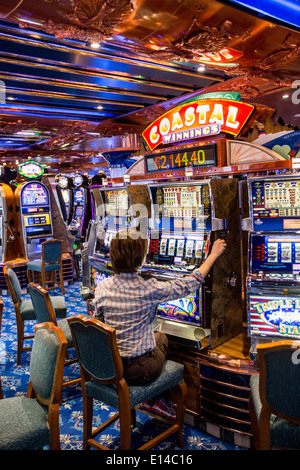 Emirats arabes unis, dubaï, navire de croisière Costa Fortuna, société de l'Italie. Gambling Hall. Woman playing slot machine Banque D'Images