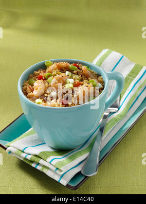 Couscous de gambas et micro-ondes dans une tasse Banque D'Images