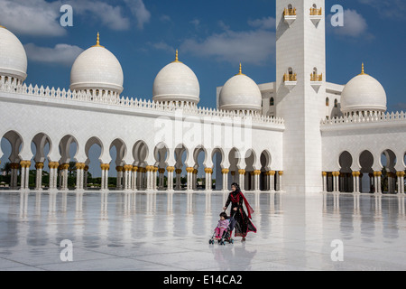 Emirats arabes unis, Abu Dhabi, Grande Mosquée de Sheikh Zayed. Femme avec enfant en buggy Banque D'Images