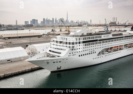 Emirats arabes unis, dubaï, centre-ville financière skyline, Burj Khalifa, plus haut bâtiment au monde. Navire de croisière MSC Lirica Banque D'Images