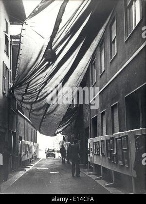17 avril 2012 - sculpteur Vititorio Colsini, fait à Lodi, près de ilan, une forme singulière d'exposition artistique. Il a porté une longue ligne noire de l'église centrale de Lodi, à travers de nombreuses rues de la petite ville. Il entend ainsi protester contre une certaine forme d'information. Il a appelé son travail contre-réforme n.2. Banque D'Images