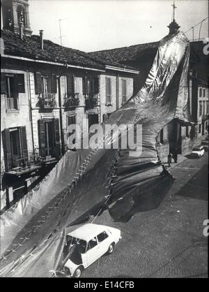 Le 17 avril 2012 - Sculpteur Vittorio Corsini, réalisés dans Lodi, près de Milan une forme unique d'art-exposition. Il portait une longue ligne noire de l'église centrale de Lodi, dans de nombreuses rues de la petite ville. Il a l'intention de protester contre une certaine forme d'information. Il a appelé son travail contre réforme n.2. Banque D'Images