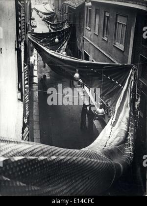 Le 17 avril 2012 - Sculpteur Vittorio Corsini, réalisés dans Lodi, près de Milan une forme unique d'art-exposition. Il portait une longue ligne noire de l'église centrale de Lodi, dans de nombreuses rues de la petite ville. Il a l'intention de protester contre une certaine forme d'information. Il a appelé son travail contre réforme n.2. Banque D'Images