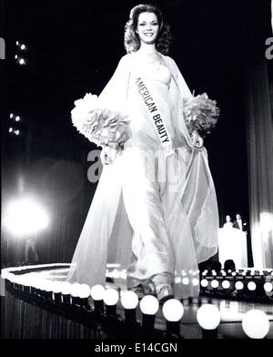 Le 17 avril 2012 - '77 concours Miss Monde International à Tokyo. : Le Concours International de Miss Monde a eu lieu à un théâtre à Tokyo le 1 juillet avec la participation de 48 pays. Après un tri rigoureux Mlle Pilar Medina de Canadell Espagne a été choisi cette année, le Miss International. Elle est une secrétaire de 21 ans. Les finalistes sont : Mme Dagmar Winkler (23)à partir de l'Allemagne de l'Ouest pour la deuxième place, Miss Indri Napsari Hato Soe (18), un étudiant de l'Indonésie pour la troisième place, Mlle Prunella Julie Nickson, (18)un modèle rom à Hawaï pour la quatrième place, Mlle Laura Jean Bobbitt (19), enseignant Banque D'Images