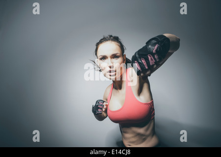 Portrait of Caucasian woman en position de combat Banque D'Images