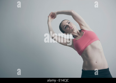 Caucasian woman stretching arms Banque D'Images