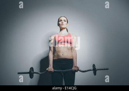 Caucasian woman holding barbell Banque D'Images