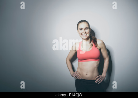 Portrait of smiling Caucasian woman in sports-bra Banque D'Images