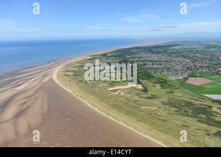 Une vue aérienne à la recherche de la côte vers le nord, avec une partie du Lancashire Formby visible. Banque D'Images