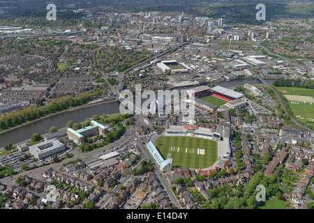 Une vue aérienne à la recherche sur le nord de Nottingham Trent Bridge cricket et montrant les deux terrains de football. Banque D'Images