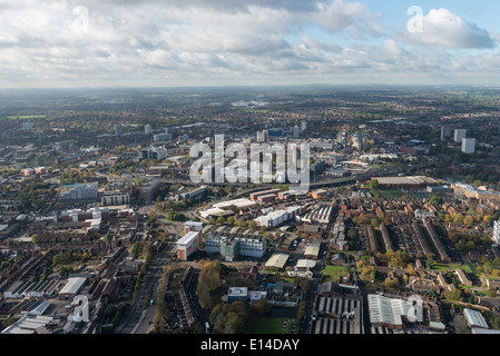 Une vue aérienne du sud de Coventry à la direction du centre-ville et montrant les cathédrales. Banque D'Images