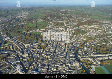 Une vue aérienne montrant le centre-ville de Bath, y compris le Royal Crescent, Somerset UK Banque D'Images