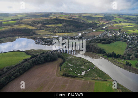 Une vue aérienne de St allemands à Cornwall montrant le viaduc sur la rivière Lynher Banque D'Images