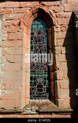 Vue extérieure du vitrail, Christ Church, Catshill, Worcestershire, Angleterre, RU Banque D'Images