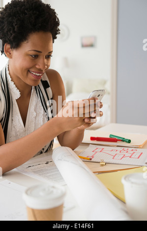 Black businesswoman using cell phone Banque D'Images