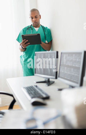 Black doctor using digital tablet in office Banque D'Images
