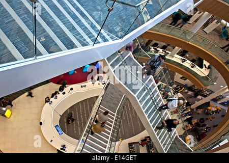 Les gens à monter des escaliers à l'intérieur de la bibliothèque centrale de Liverpool Banque D'Images