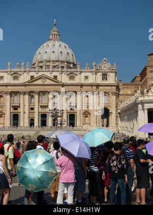 La Place Saint Pierre, à Rome, lors d'une journée ensoleillée avec ciel bleu Banque D'Images