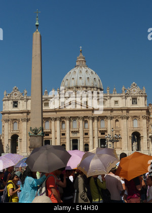 La Place Saint Pierre, à Rome, lors d'une journée ensoleillée avec ciel bleu Banque D'Images