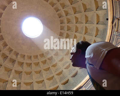 L'homme à la recherche jusqu'au trou dans le plafond du Panthéon de Rome avec d'arbre intermédiaire Banque D'Images