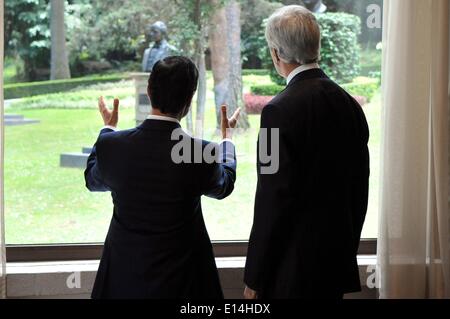 Le Président mexicain, Enrique Peña Nieto, indique le Secrétaire d'Etat John Kerry, la vue depuis une fenêtre dans son bureau privé avant une réunion bilatérale à Los Pinos, la résidence présidentielle et complexe de bureaux 21 mai 2014 à Mexico, Mexique. Banque D'Images