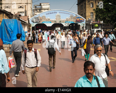 L'Inde, Mumbai, Fort District, les passagers à l'entrée du CST, Victoria terminus Railway Station Banque D'Images