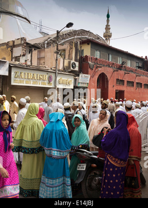 L'Inde, Mumbai, Raudat Tahera Street, hommes et femmes fidèles à l'extérieur de Saifee Masjid le vendredi Banque D'Images