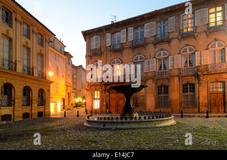 Place d'Albertas place historique de la ville et la fontaine au crépuscule et maisons de village connu comme hôtel particulier Aix-en-Provence Provence France Banque D'Images