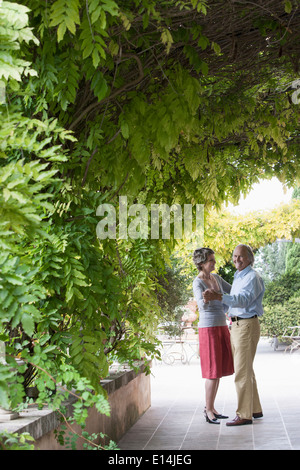 Couple dancing together outdoors Banque D'Images