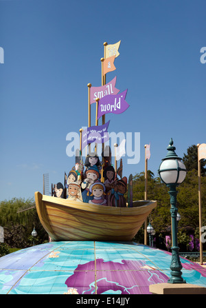 C'est un petit monde, un bateau situé dans la région de Fantasyland , Disneyland Paris. Banque D'Images