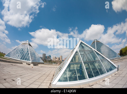 Un fisheye vue sur les pyramides de verre de la Muttart Conservatory. L'horizon est d'Edmonton dans la distance. Edmonton, Canada. Banque D'Images