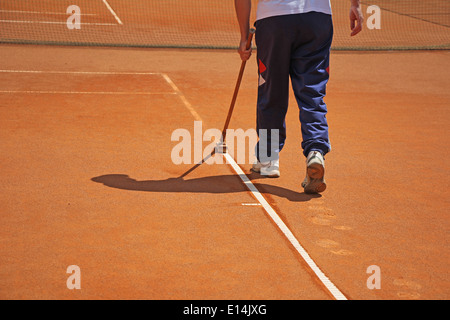 Le nettoyage des lignes sur un court de tennis Banque D'Images