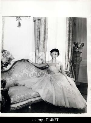 Avril 05, 2012 - La princesse Margaret 26. La princesse Margaret, photographié par Cecil Beaton dans le Salon de la Clarence House, sa résidence de Londres. La photo a été faite en relation avec la Princesse Margaret's 26e anniversaire le 21 août. Son Altesse Royale porte une robe de soirée rose de tulle brodé de fleurs et de paillettes. Ses cheveux sont portés courts, légèrement ondulés, et empilés sur sa tête. Banque D'Images