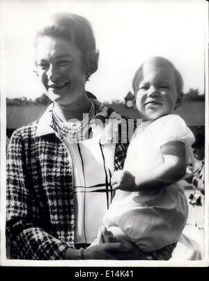 Avril 05, 2012 - le prince Jean est nouveau souverain de Luxembourg - Le Prince Jean de Luxembourg, 43 ans, devient le nouveau Grand-duc de Luxembourg, le 18 octobre -quand il succeds sa mère - la Grande Duchesse Charlotte, qui abdique après 45 ans règle. Le prince Jean et son épouse, Joséphine Charlotte Prince (Sœur du Roi Baudouin), ont quitte une grande famille, y compris sept ans des jumeaux, le Prince Jean et la Princesse Margaretha. Photo montre :- la princesse Charlotte Josephin avec petit Prince Guillaume. Banque D'Images