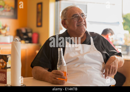 Chef hispanique en boisson cafe Banque D'Images