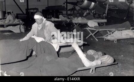 Avril 05, 2012 - Tremblement de terre détruit Agadir ; photo montre des personnes blessées dans le tremblement de terre décrit dans le hangar de la base aérienne à Agadir épargnée par le séisme. Banque D'Images