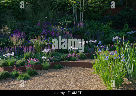 Terrasses plantées avec des plantes alpines et de plantes vivaces dans 'un jardin pour Premier Contact à St George's' à RHS Chelsea Flower Show Banque D'Images