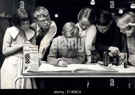 Avril 05, 2012 - Les échecs pour les enfants des écoles : Les membres du club d'échecs à l'école primaire de Langbourne garder un album d'échecs où ils Banque D'Images