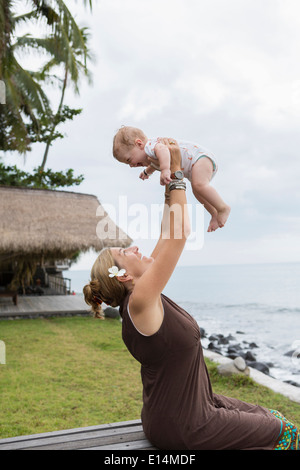 Caucasian mother and baby jeux en plein air Banque D'Images