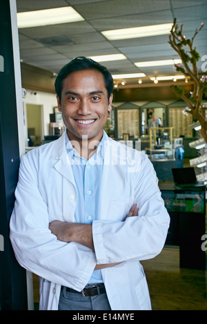 Filipino optométriste smiling in office Banque D'Images