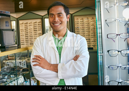 Filipino optométriste smiling in office Banque D'Images