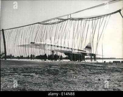 Avril 09, 2012 - C'est passé par son premier essais sur les 3 800 mètres de piste à l'aéroport de Toulouse-Blagnac. Il s'est rendu à 40 kilomètres par heure sous le commandement d'André Turcat, le chef pilote d'essai de l'aviation du sud des usines. Brian Trubshaw était aussi dans l'avion. Il va voler Concorde 002. Le test est bien passé et se poursuivra pendant une semaine. Le prototype sera de ne pas dépasser 200 km/h avant de subir de nouveaux tests. Banque D'Images