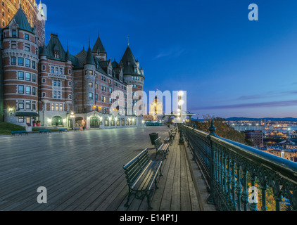 Frontecac château illuminé la nuit, Québec, Canada Banque D'Images