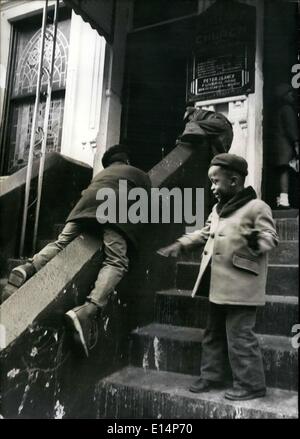 12 avril 2012 - Sur la photo est l'une des nombreuses églises protestantes de Harlem, le Christ Community Church, dont la place est une aire de jeux pour enfants. Banque D'Images