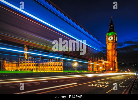 Vue d'exposition longue de trafic par Big Ben, London, Royaume-Uni Banque D'Images