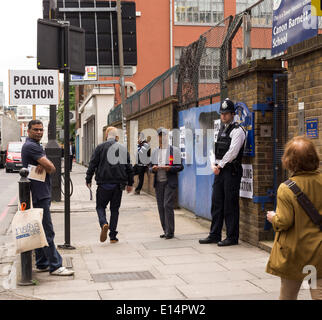 Tower Hamlets, Londres, Royaume-Uni. 22 mai, 2014. Dans la région de Tower Hamlets à Londres, les agents sont affectés à chaque bureau de scrutin dans l'arrondissement pour traiter les allégations d'abus ou de l'ordre public. L'autorité locale a déclaré que ses mesures représentaient la plus forte "système pour prévenir la fraude à Londres et l'un des plus robuste dans le pays". Credit : Cecilia Colussi/Alamy Live News Banque D'Images