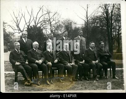Avril 18, 2012 - Les membres du Cabinet Photo : de gauche à droite, assis ; le Général Maître Harry S. Nouveau, Sedy de Guerre John W. Semaines, Secy d'État Chas. E. Hughes, président Coolidge ; Secy de Andrew W. du Trésor, le général Procureur Harlan F. Stone et Secy de la Marine D. Curtis Wilbur. L'article : Secy du travail James J. Davis, Secy de l'Agriculture Henry C. Wallace, Secy de Commerce Herbert Hoover, et Secy de l'intérieur Hubert Travail. Banque D'Images