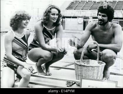 Avril 18, 2012 - 18 au 28 août prochain. III. Piscine-world-championnat à Berlin. : Mark Spitz, le sevenfolded gagnant de la médaille d'or aux Jeux Olympiques de Munich 1972, le dessin du numéro de départ au bord de l'Olympic-Swimming-Stadium à Berlin où l'III. Swimming-World-championnat est en cours, il tire les lauréats du concours de l'Information-Center le pays de Berlin. Objectifs dans le domaine de Berlin où à la divine, les gagnants ont de précieuses œuvres d'art avec des motifs de Berlin. Banque D'Images