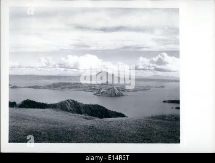 18 avril 2012 - Philippines : la beauté sereine du lac Taal, une attraction de touristes populaire dans les îles des Philippines, a volé en éclats le28 septembre 1965, lorsque l'île volcanique dans le lac a éclaté. L'outil peut atteindre 5 000 décès. Volcan Taal et le lac Taal Vue de Tagaytay Ridge @Philippine. Banque D'Images