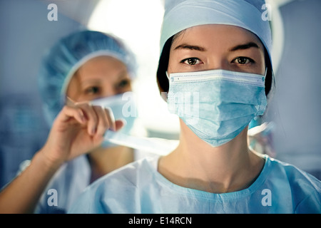 Caucasian surgeon wearing mask in operating room Banque D'Images